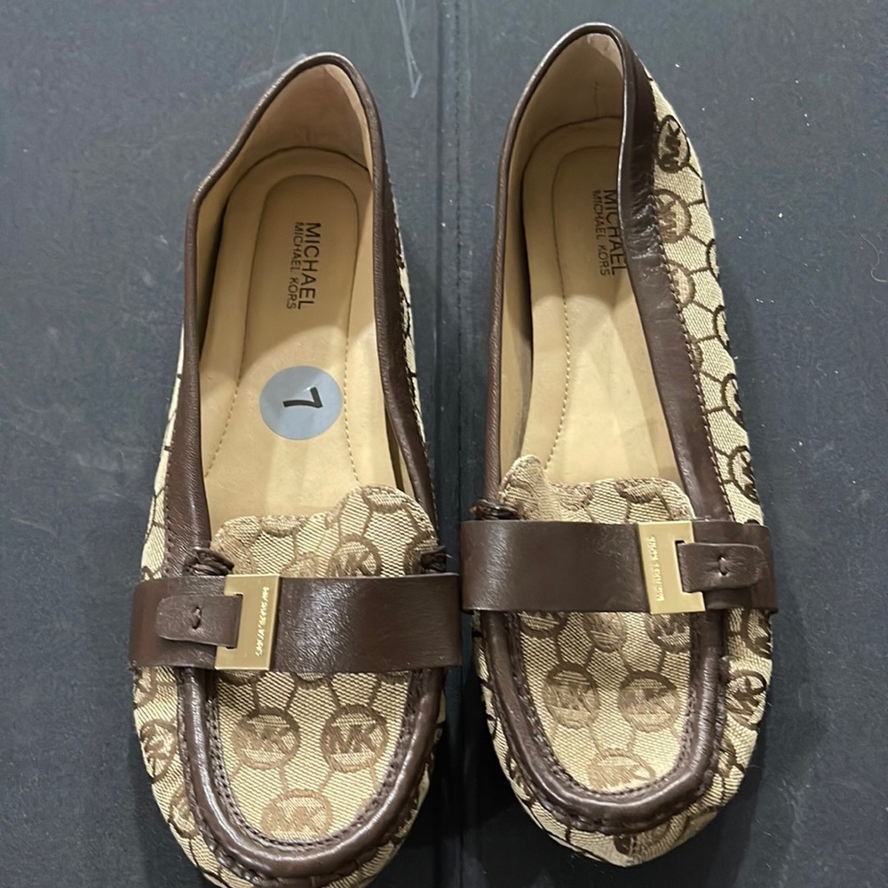 Very good condition brown flats